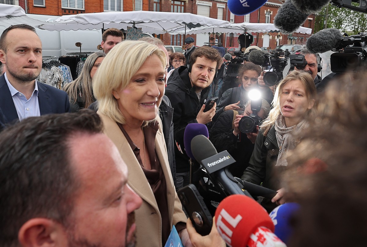 La dirigeante du parti d'extrême droite français Rassemblement national (RN), Marine Le Pen (au centre), s'adresse aux médias lors d'une visite de campagne sur un marché à Henin-Beamont, dans le nord de la France, le 14 juin 2024, à l'approche des élections anticipées du 30 juin et du 7 juillet en vue de la constitution d'un nouveau parlement national. (Photo Denis Charlet AFP)