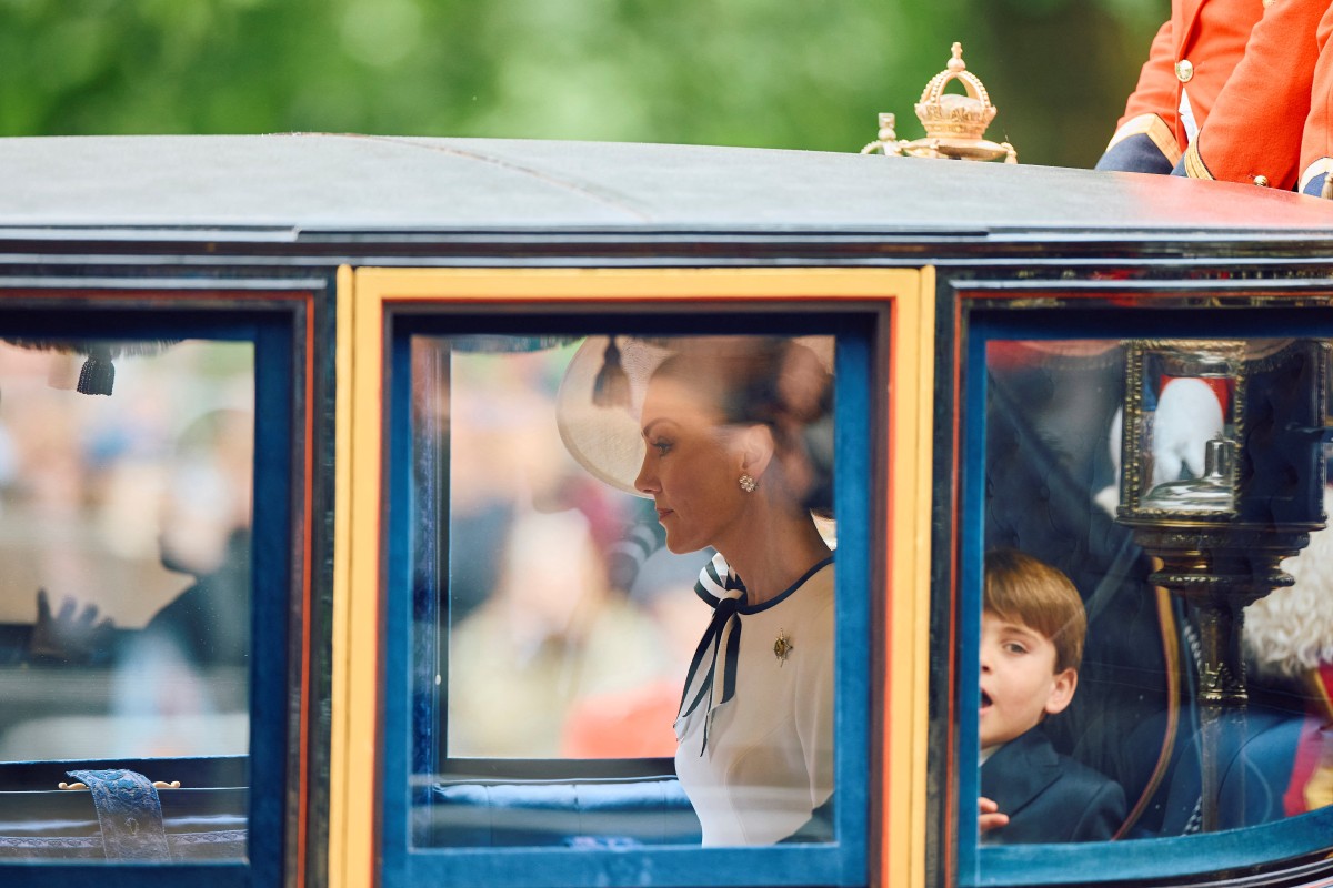 Catherine, princesse de Galles, et le prince Louis de Galles (à droite) montent dans le carrosse de verre à Horse Guards Parade lors du défilé de l'anniversaire du roi «Trooping the Colour» à Londres, le 15 juin 2024. Catherine, princesse de Galles, fait un retour timide à la vie publique pour la première fois depuis qu'on lui a diagnostiqué un cancer, en assistant au défilé militaire «Trooping the Colour» dans le centre de Londres. (Photo Benjamin Cremel AFP)