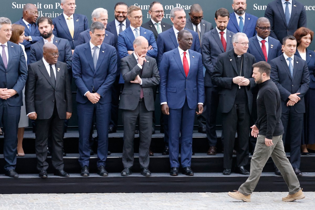 Le président ukrainien Volodymyr Zelensky (devant à droite) arrive pour une photo de famille avec les chefs d'État et les représentants des pays lors du sommet sur la paix en Ukraine, dans la luxueuse station de Burgenstock, près de Lucerne, le 15 juin 2024. (Photo Ludovic Marin AFP)