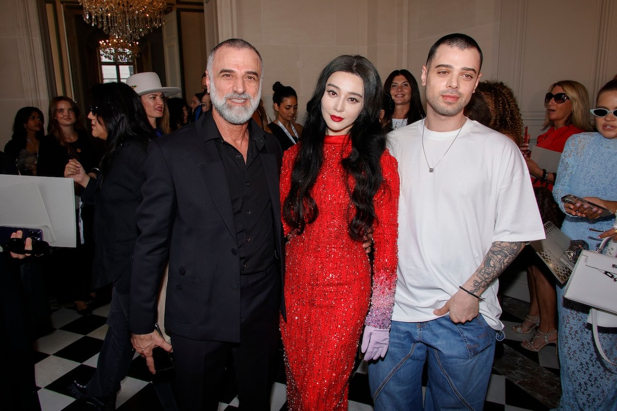 Le créateur Georges Hobeika (à gauche) et son fils, Jad Hobeika, lui aussi créateur (à droite), posent le temps d’une photo avec Fan Bingbing. (Images Getty)