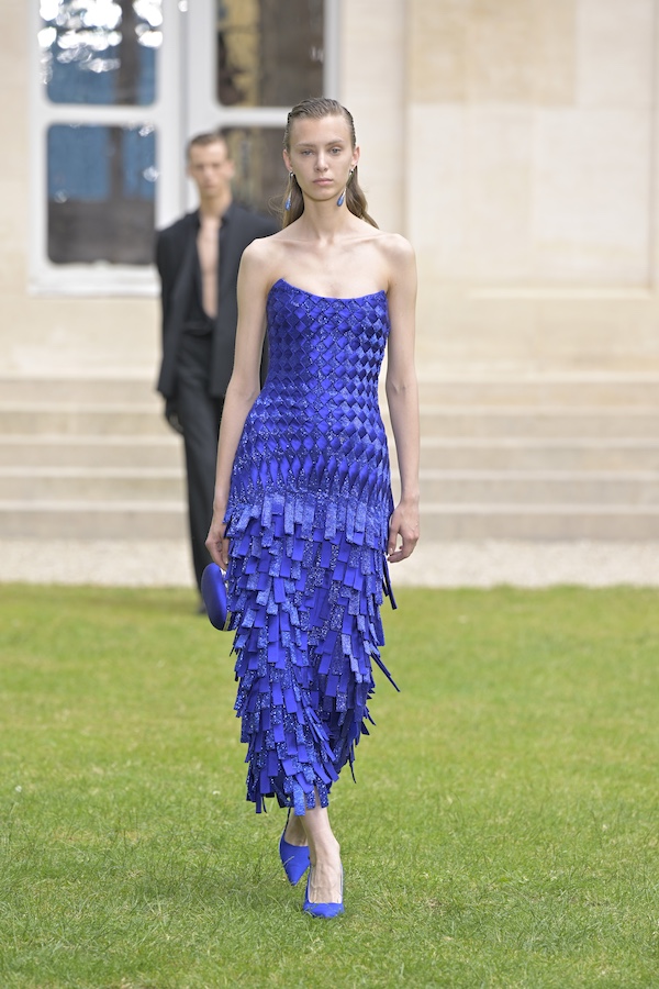 Sur le podium, de nombreux styles ont défilé, notamment des robes ornées de détails à franges. (Images Getty)