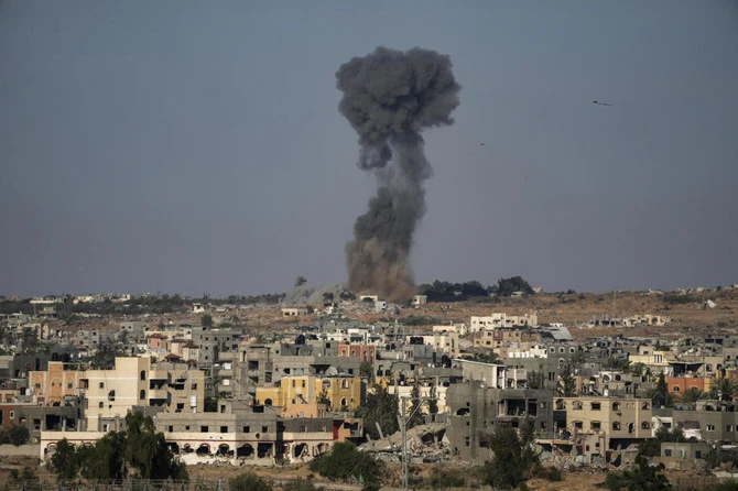 De la fumée s'élève après une frappe aérienne israélienne à Rafah, dans le sud de la bande de Gaza, le 31 mai 2024. L'offensive de représailles d'Israël a tué au moins 36 284 personnes à Gaza, pour la plupart des civils. (AP)
