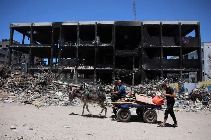 Des Palestiniens transportent quelques affaires récupérées alors qu'ils quittent le camp de réfugiés de Jabalia, dans le nord de la bande de Gaza, après être revenus brièvement pour vérifier leurs maisons, le 31 mai 2024. (AFP)