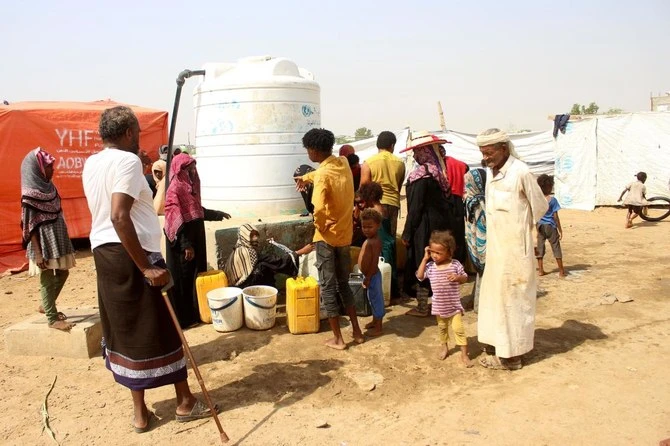Des Yéménites déplacés à l'intérieur du pays font la queue pour de l'eau potable dans un camp du district d'Abs du gouvernorat de Hajjah, alors que la crise humanitaire se poursuit au Yémen depuis le début de la guerre civile en 2014. (File/AFP)