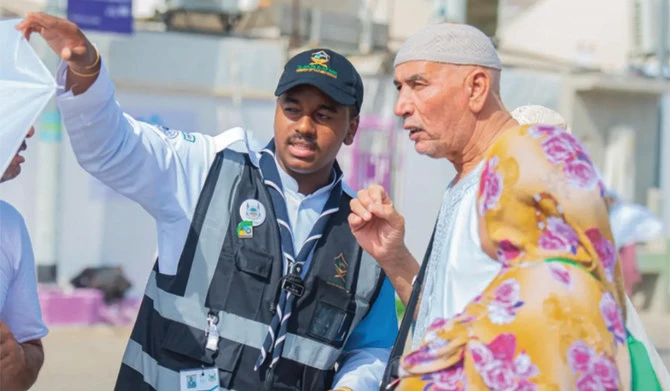 Le volontariat à La Mecque comprend un large éventail de services, notamment guider les pèlerins vers et depuis la Grande Mosquée, distribuer des bouteilles d'eau et des repas gratuits, ainsi que traduire pour les personnes ne parlant pas l'arabe. (SPA)
