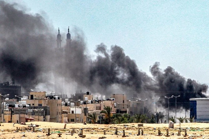 Des panaches de fumée s'élèvent pendant les batailles dans le quartier de Sultan au nord-ouest de Rafah dans le sud de la bande de Gaza le 18 juin 2024 dans le cadre du conflit en cours dans le territoire palestinien entre Israël et le Hamas. (AFP)