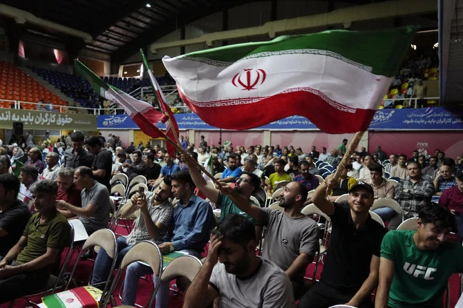 L'élection intervient alors que l'Iran est confronté à des pressions économiques, à des sanctions internationales et à l'application du port obligatoire du voile pour les femmes. (AP)
