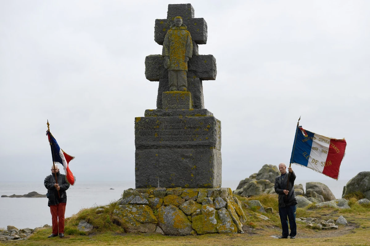 Des personnes participent à une cérémonie commémorant l'"Appel du 18 juin" du général de Gaulle pendant la Seconde Guerre mondiale, à l'Ile-de-Sein, le 18 juin 2020. (Photo Damien Meyer AFP)