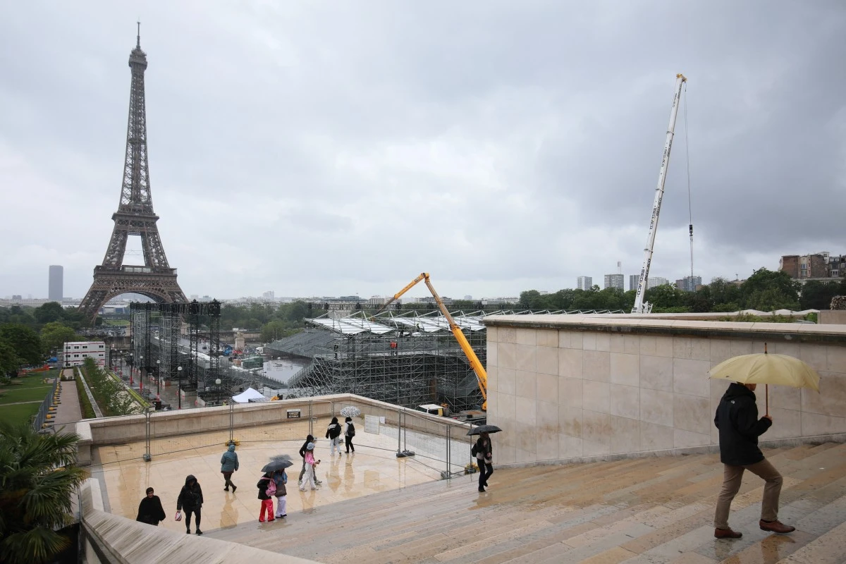 Cercueils à la Tour Eiffel: les trois suspects, placés sous le statut de témoin assisté, demeurent libres