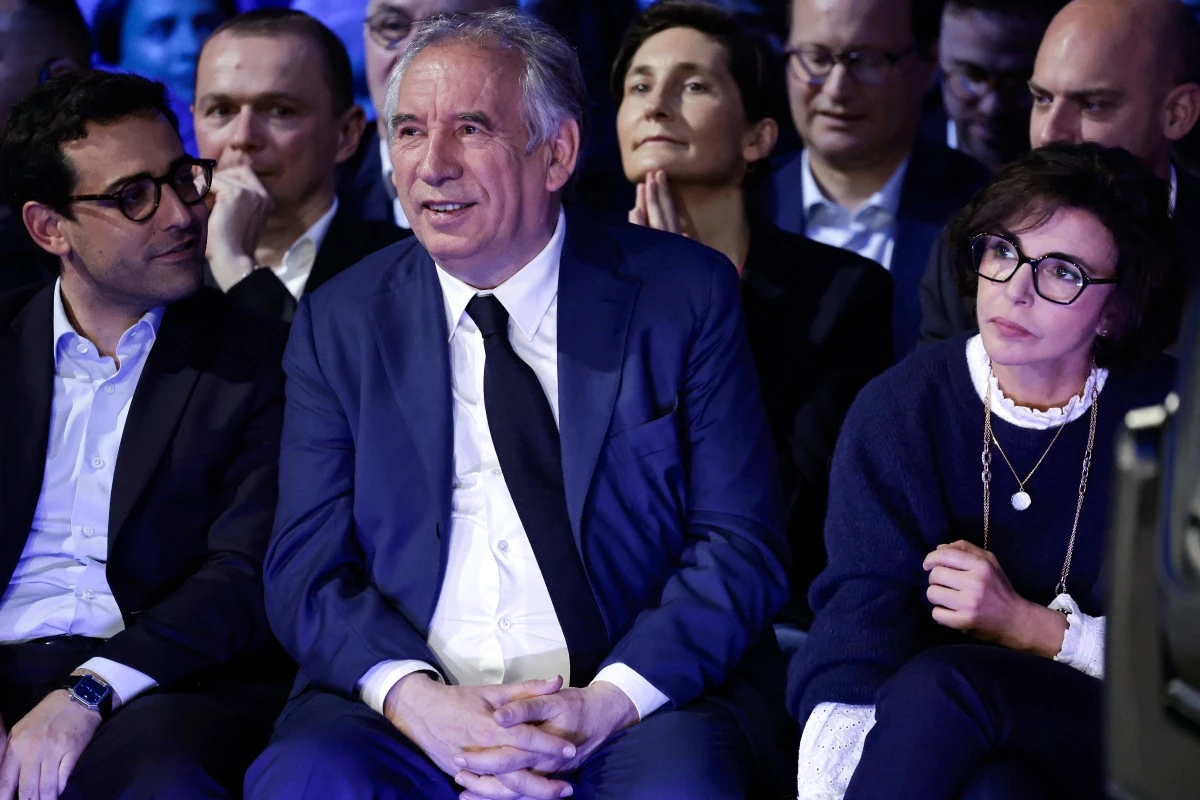 Le président du Mouvement démocrate (MoDem) et maire de Pau François Bayrou (au centre), entouré du ministre français des Affaires étrangères et européennes Stéphane Sejourne (à droite) et de la ministre française de la Culture Rachida Dati (à droite), assiste au dernier meeting de campagne du groupe français Renouveau (Renaissance), Valérie Hayer, candidate principale du parti Modem et Horizons aux élections européennes, à Aubervilliers, dans la banlieue nord-est de Paris, le 1er juin 2024, avant les prochaines élections européennes. (Photo Stephane De Sakutin AFP)