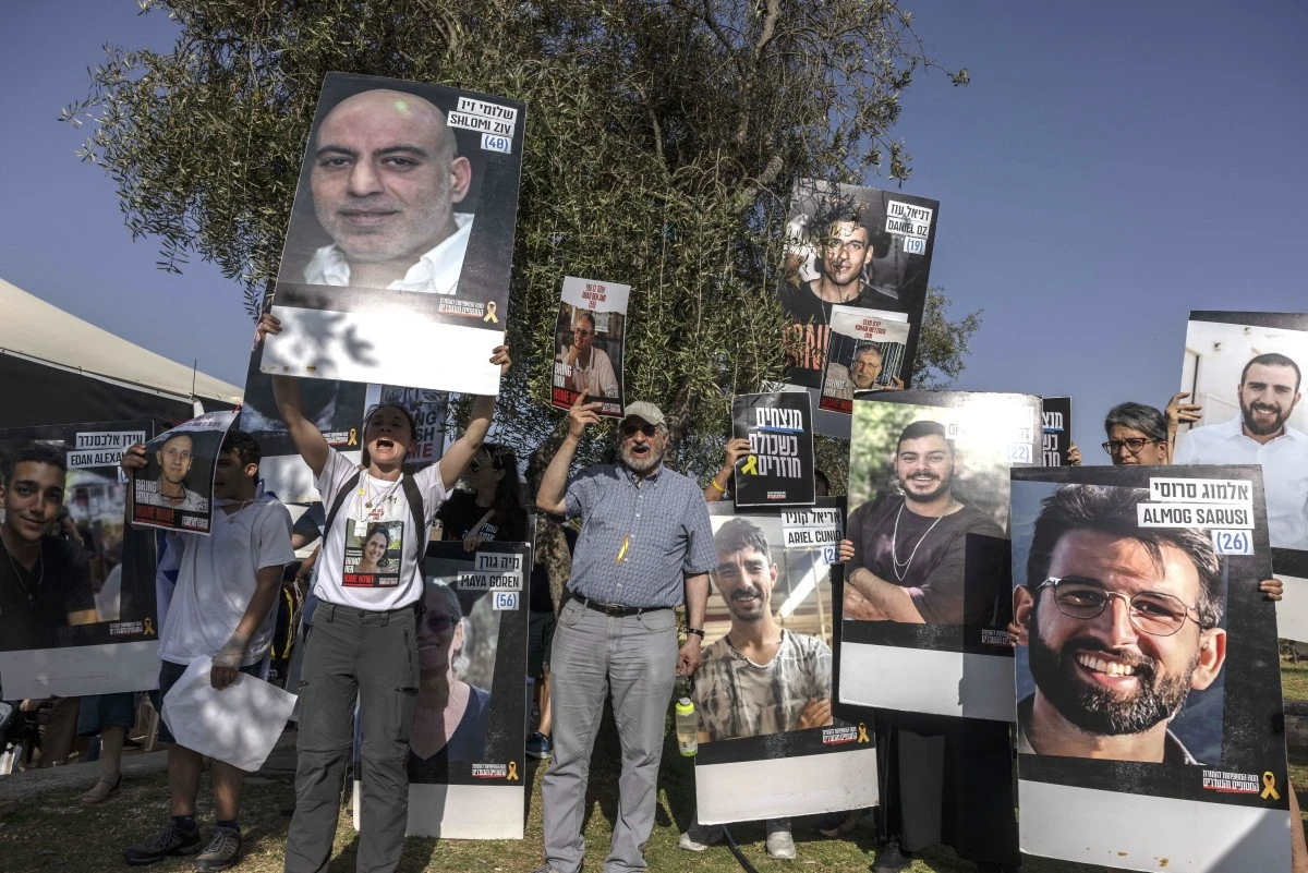 Des parents et amis d'Israéliens pris en otage par des militants palestiniens du Hamas dans la bande de Gaza se rassemblent pour écouter le ministre israélien des Finances lors d'un rassemblement dans le centre de Jérusalem, le 3 juin 2024. (Photo Menahem Kahana  AFP)