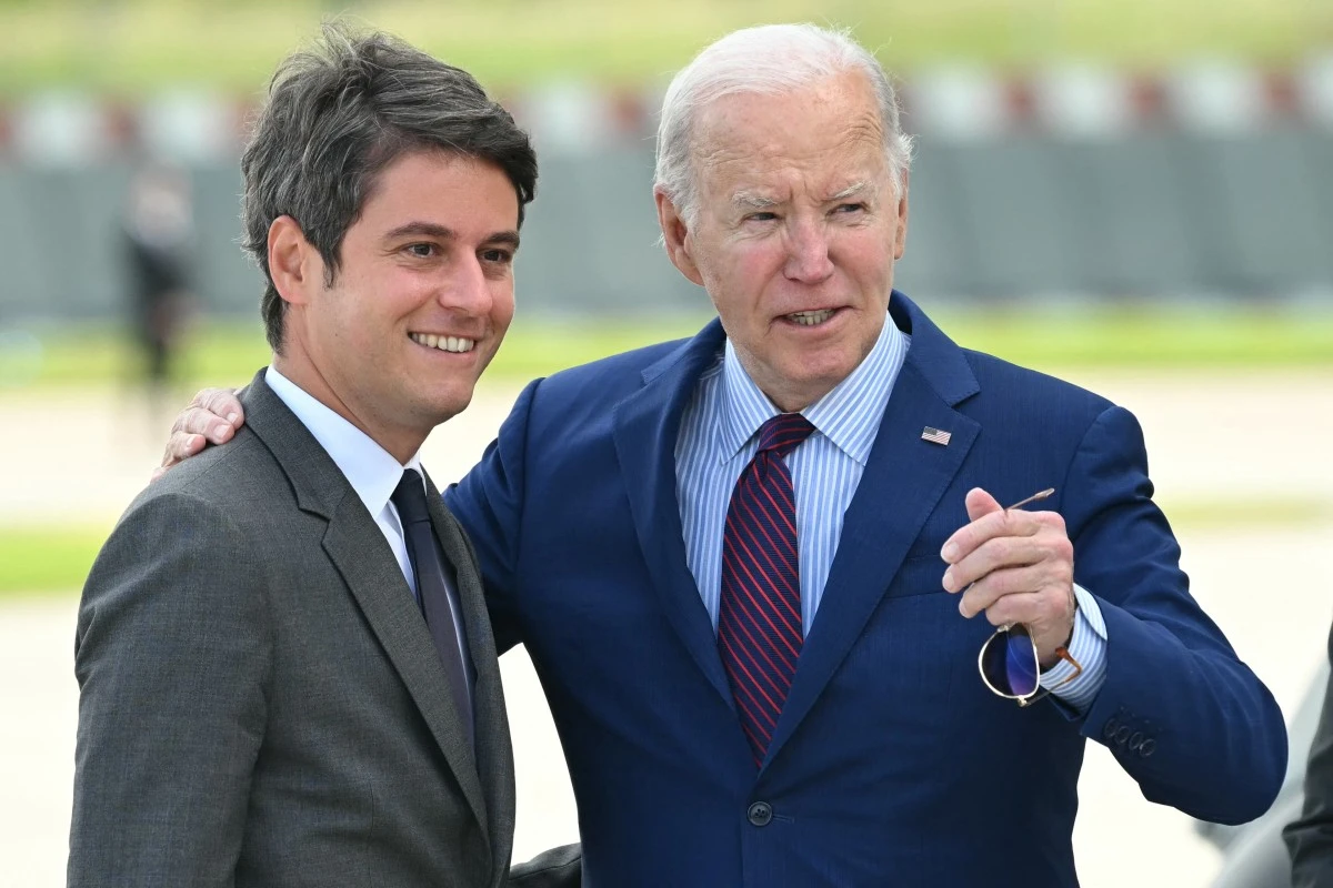 Le président Joe Biden est accueilli par le Premier ministre français Gabriel Attal à son arrivée à l'aéroport d'Orly, près de Paris, le 5 juin 2024, alors qu'il voyage pour commémorer le 80e anniversaire du Jour J. (Photo Saul Loeb AFP)