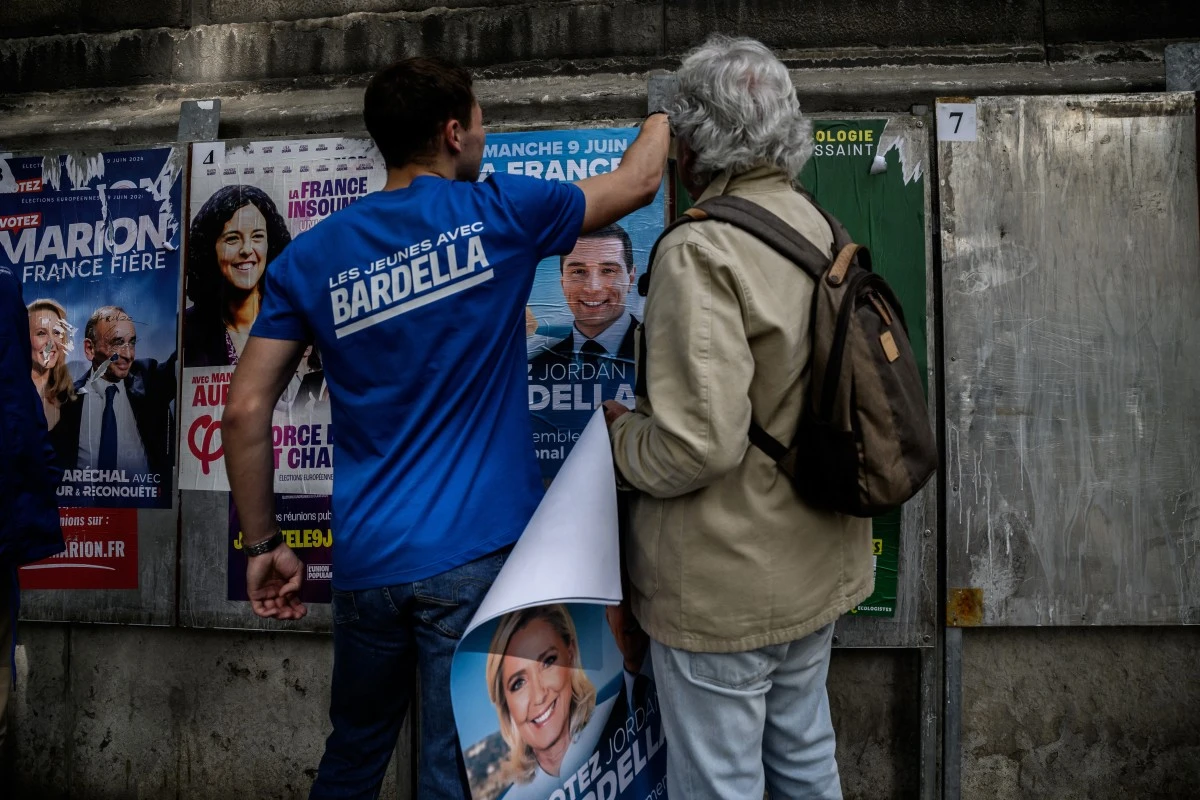 Des bénévoles du parti d'extrême droite français Rassemblement national (RN) collent des affiches de campagne du président du parti et principal candidat aux élections européennes, Jordan Bardella, à Lyon le 6 mai 2024, avant les élections européennes du 9 juin. (Photo Jeff Pachoud AFP)