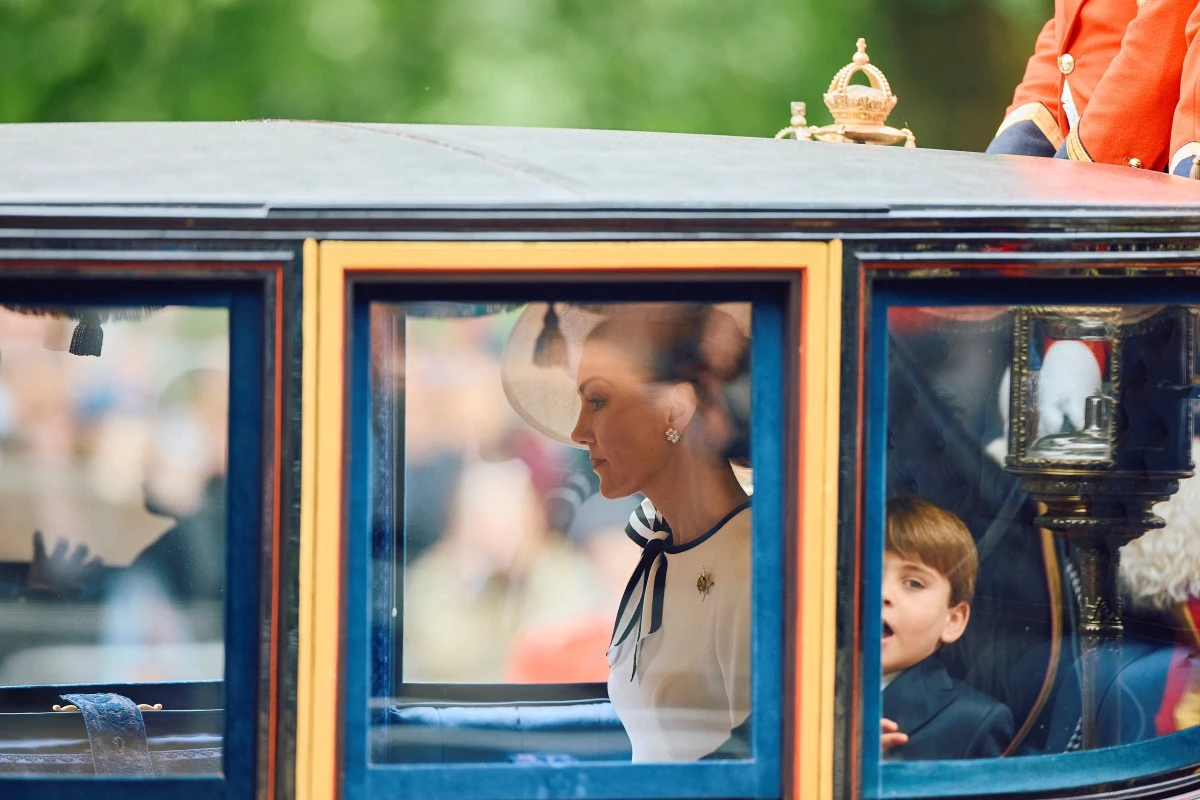 Catherine, princesse de Galles, et le prince Louis de Galles (à droite) montent dans le carrosse de verre à Horse Guards Parade lors du défilé de l'anniversaire du roi «Trooping the Colour» à Londres, le 15 juin 2024. Catherine, princesse de Galles, fait un retour timide à la vie publique pour la première fois depuis qu'on lui a diagnostiqué un cancer, en assistant au défilé militaire «Trooping the Colour» dans le centre de Londres. (Photo Benjamin Cremel AFP)