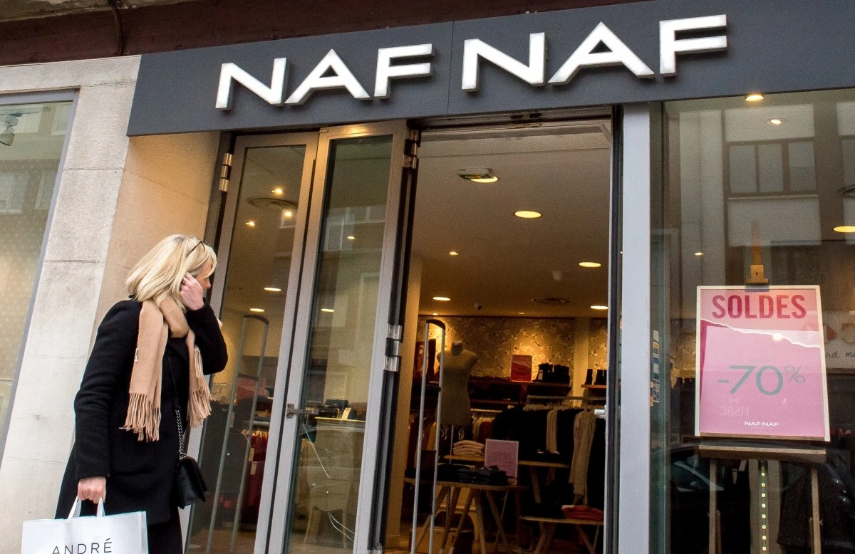 Une femme passe devant l'entrée d'un magasin de vêtements Naf Naf à Dunkerque, dans le nord de la France, le 25 janvier 2017 . (Photo Philippe Huguen AFP)