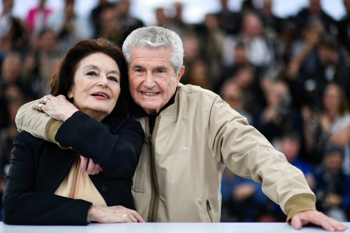 L'actrice française Anouk Aimee (à gauche) et le réalisateur français Claude Lelouch posent lors d'un photocall pour le film "Les Plus Belles Annees D'Une Vie" lors de la 72e édition du Festival de Cannes à Cannes, dans le sud de la France, le 19 mai 2019. (Photo Christophe Simon AFP)