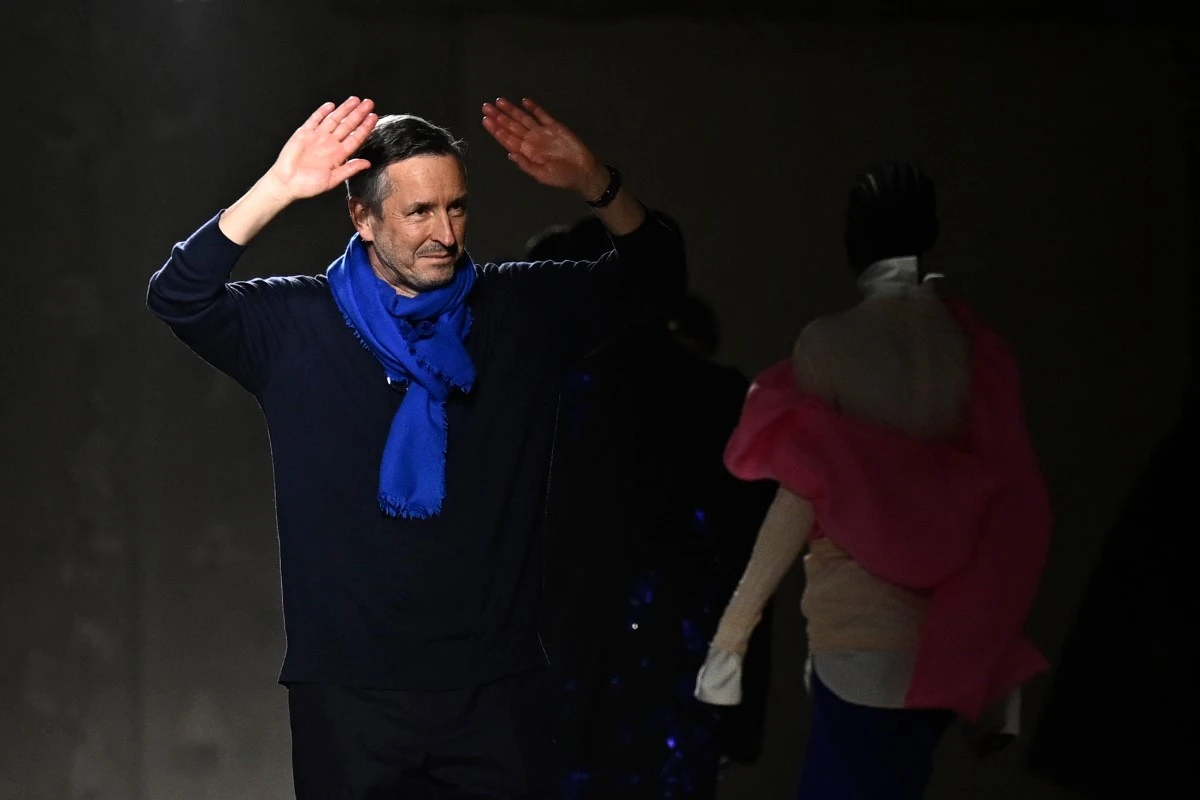 Le créateur de mode belge Dries Van Noten salue le public après avoir présenté les créations de Dries Van Noten pour la collection de prêt-à-porter féminin automne-hiver 2024/2025 dans le cadre de la Semaine de la mode de Paris, à Paris, le 28 février 2024. (Photo Julien de Rosa AFP)