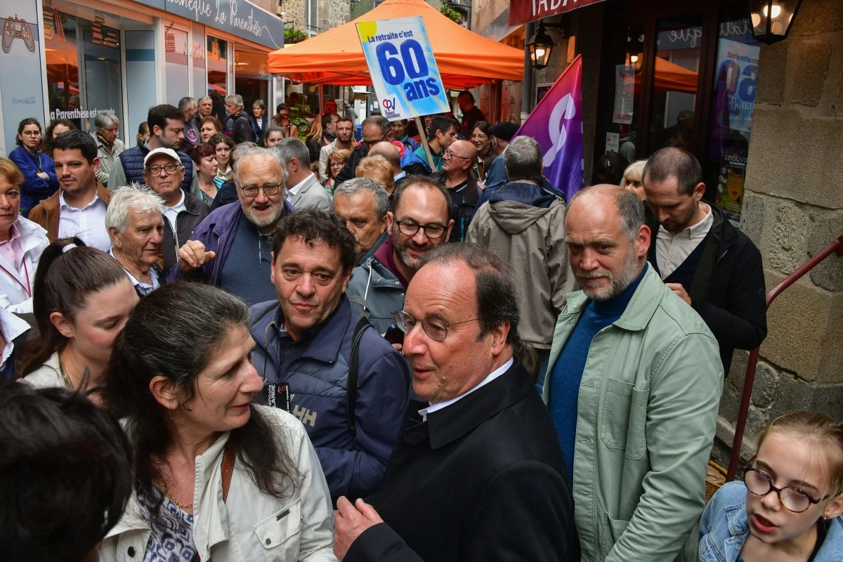 L'ancien président français, membre du Parti socialiste français de gauche (PS) et candidat de la coalition de gauche Nouveau Front Populaire (NFP) dans le département de la Corrèze François Hollande (au centre) rencontre des habitants locaux lors d'une visite de campagne, avant les prochaines élections législatives, à Ursel, dans le centre de la France, le 22 juin 2024. (Photo Pascal Lachenaud AFP)