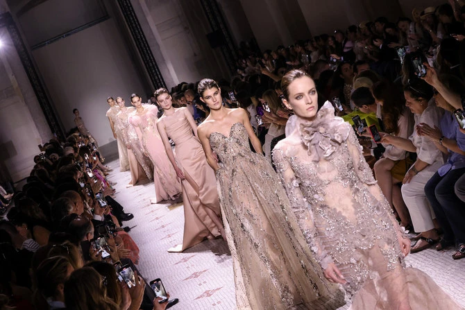 Elie Saab et Zuhair Murad dévoilent leurs collections automne-hiver 2024 lors de la Semaine de la Haute Couture à Paris