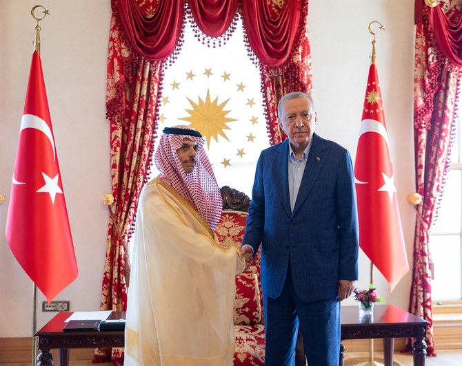 Le ministre saoudien des Affaires étrangères, le prince Faisal bin Farhan, a été reçu par le président turc Recep Erdogan à Istanbul dimanche. (KSAMOFA)