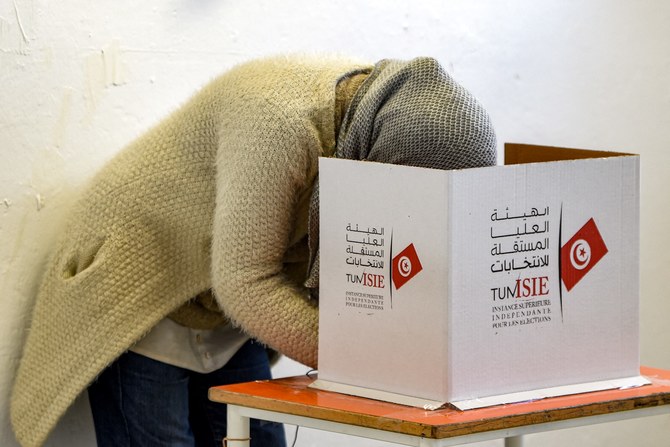 Une électrice s'apprête à voter lors des élections locales de 2023 à Mnihla, dans la banlieue de Tunis. (Archives/AFP)