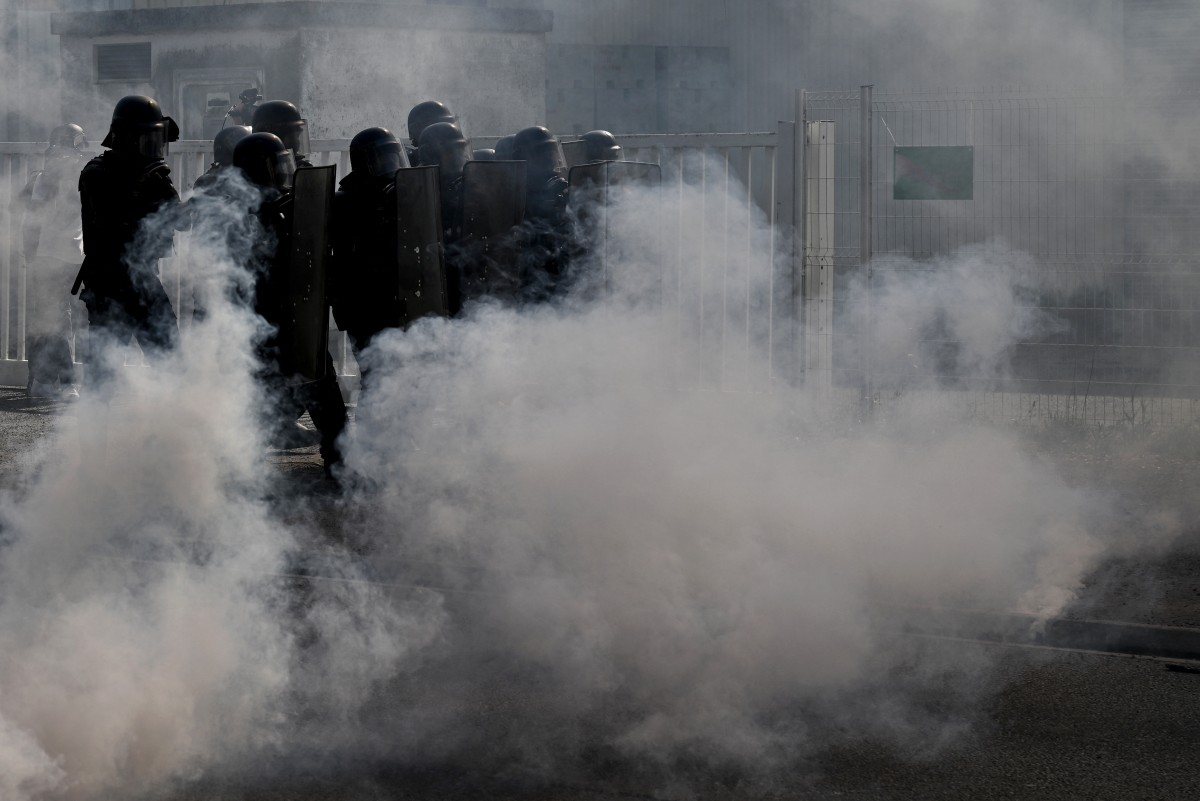 Manifestation « anti-bassines »: les gendarmes font reculer les manifestants dans le port