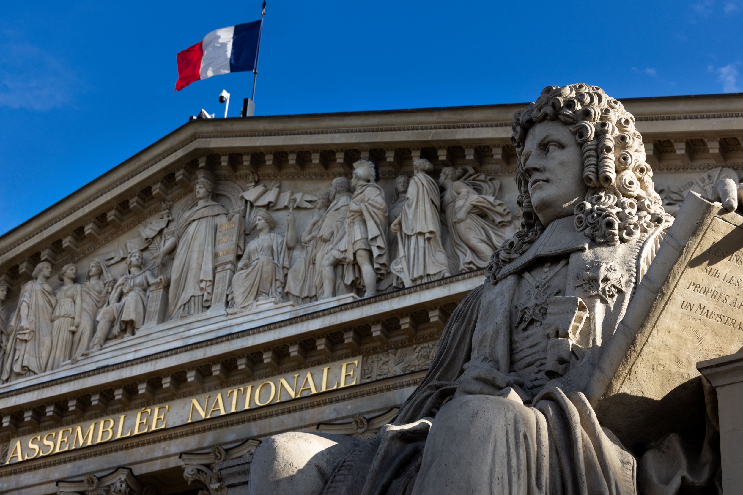 France: vers un gouvernement démissionnaire, le flou politique perdure