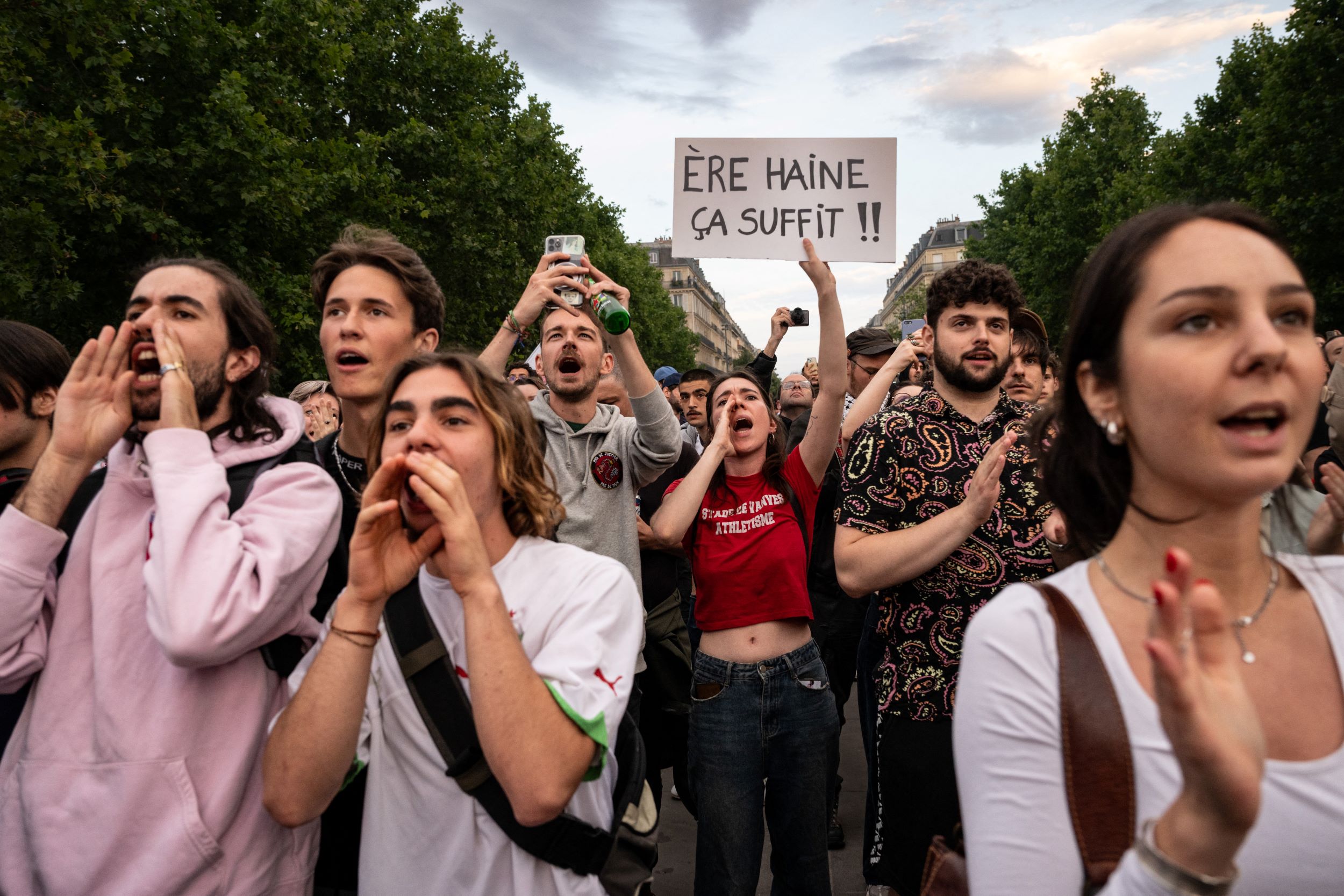 Législatives : pour éviter une majorité absolue au RN, les désistements se multiplient pour le second tour