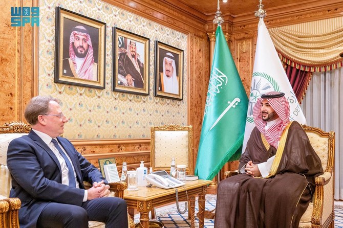 Le ministre saoudien de la Défense reçoit Ludovic Pouille à Riyad