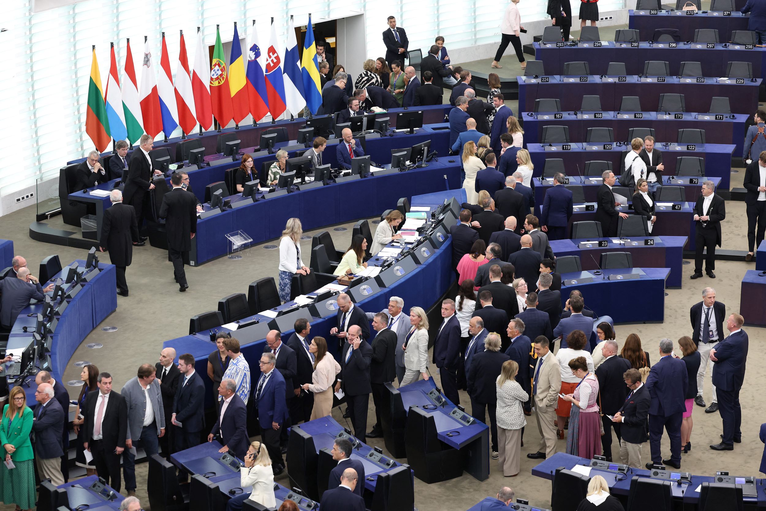 Le Parlement européen réélit Metsola à sa tête, l'extrême droite convoite des postes
