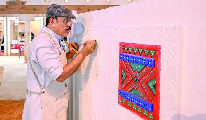 Il a souligné les caractéristiques distinctives de la porte Najdi, qui comporte généralement trois barres transversales, contrairement à la porte Hail traditionnelle qui en comporte quatre. Les festivaliers ont semblé captivés par le savoir-faire d'Al-Khazzam, s'émerveillant de la complexité de son travail, a rapporté SPA.