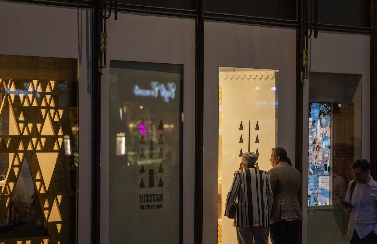 Les visiteurs passant devant Harrods jettent un coup d'œil au plan directeur de Diriyah exposé lors du pop-up. (Photo: fournie)