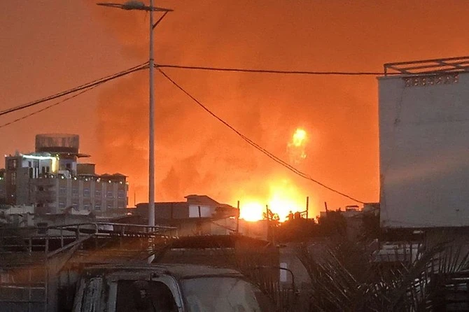 Attaque israélienne au Yémen: l'incendie dans le port de Hodeida toujours en cours