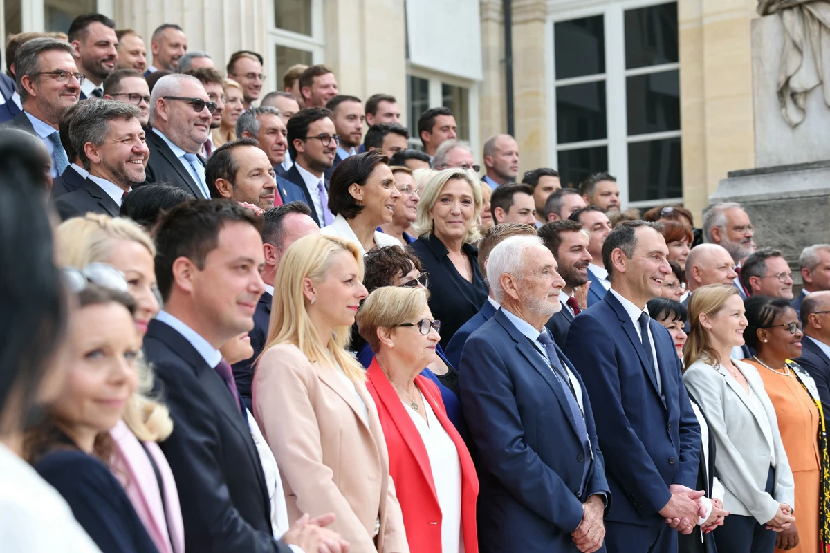 Législatives: la macronie cherche une alternative à la gauche, le RN arrive à l'Assemblée