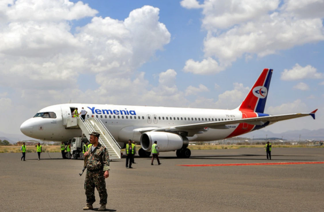 Le gouvernement internationalement reconnu du Yémen a conclu un accord avec les Houthis, facilité par l'Arabie saoudite, pour lever les sanctions économiques et augmenter le nombre de vols de Yemenia Airways au départ de Sanaa, ville tenue par les Houthis. (AFP)
