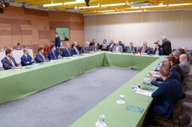 Le ministre saoudien de l'Industrie et des entreprises brésiliennes évoquent la localisation des vaccins