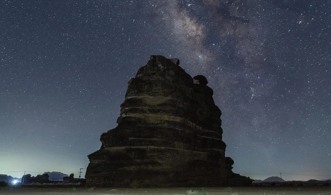 La nuit tombe et les étoiles illuminent le désert de Hisma à Tabuk