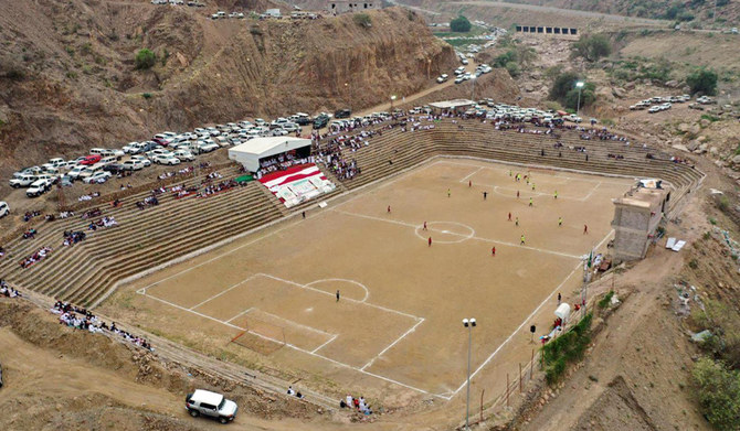 Un stade creusé dans la montagne de Jazan témoigne de l'amour des habitants pour le football