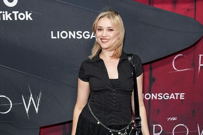 La chanteuse franco-algérienne Lolo Zouai se fait gothique à la première de « The Crow »