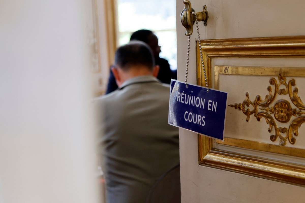 En quête d'un nom pour Matignon, Macron poursuit ses consultations
