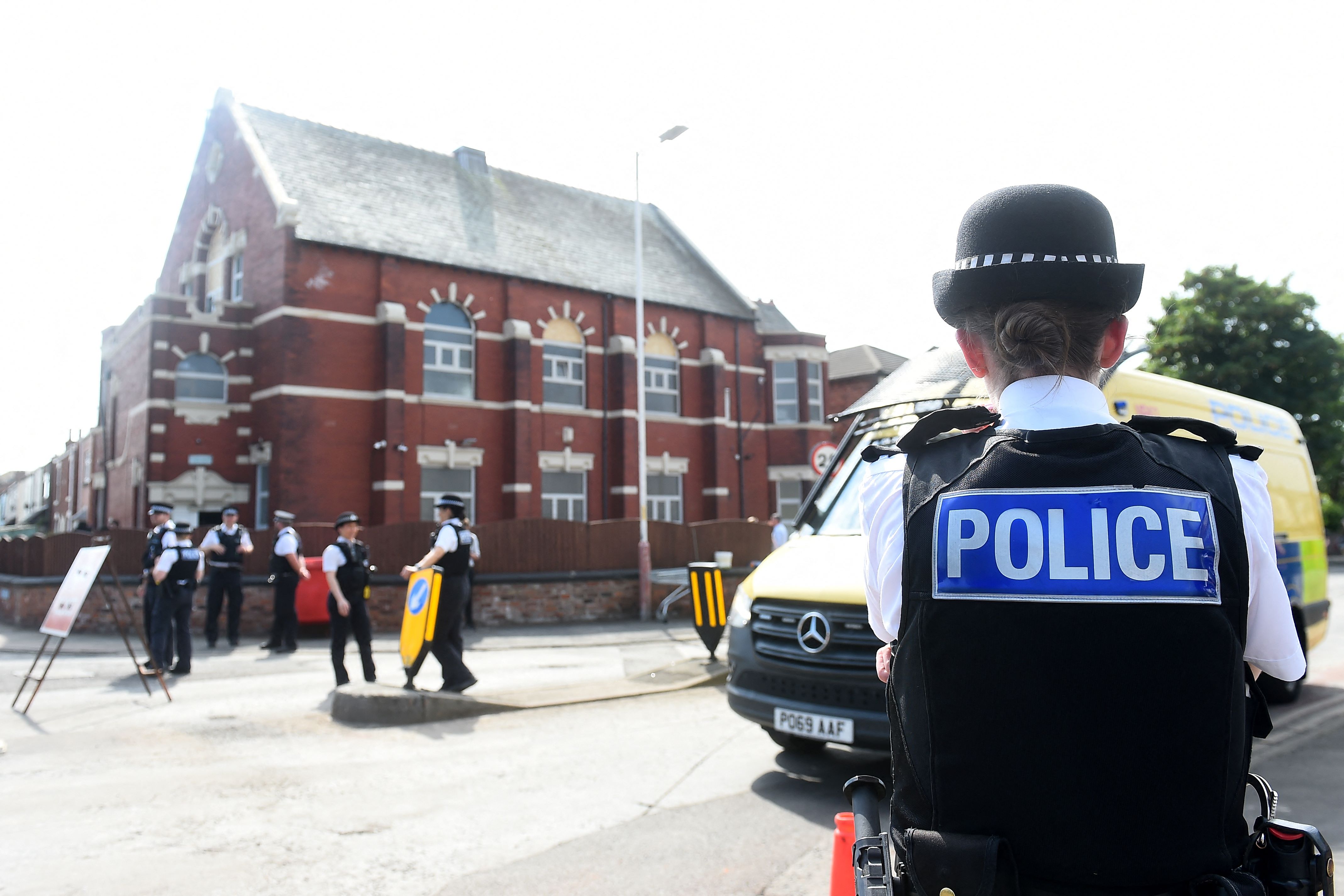 Violences au Royaume-Uni: le Premier ministre réunit les responsables de la police pour afficher son "soutien"