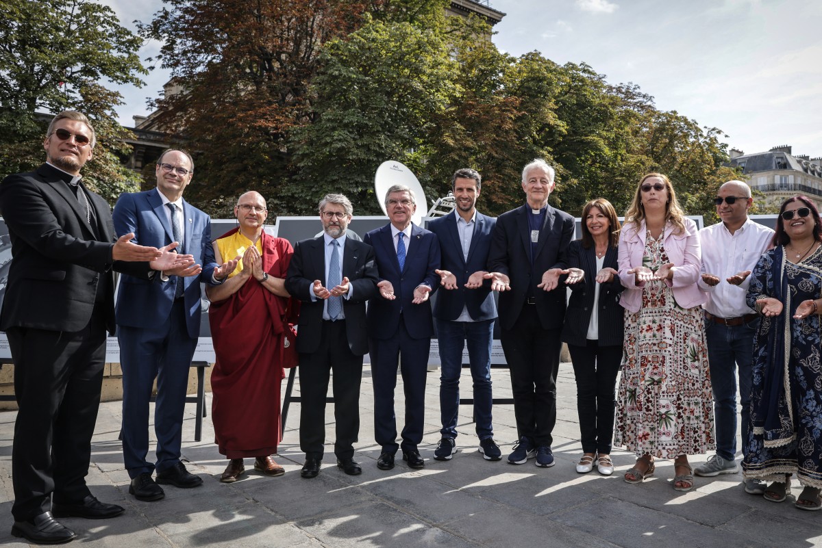 Sur le parvis de la cathédrale Notre-Dame de Paris, les représentants des grandes religions ont célébré dimanche matin, avec le président du Comité international olympique (CIO) Thomas Bach, les idéaux de paix et de fraternité qu'ils partagent. (AFP)