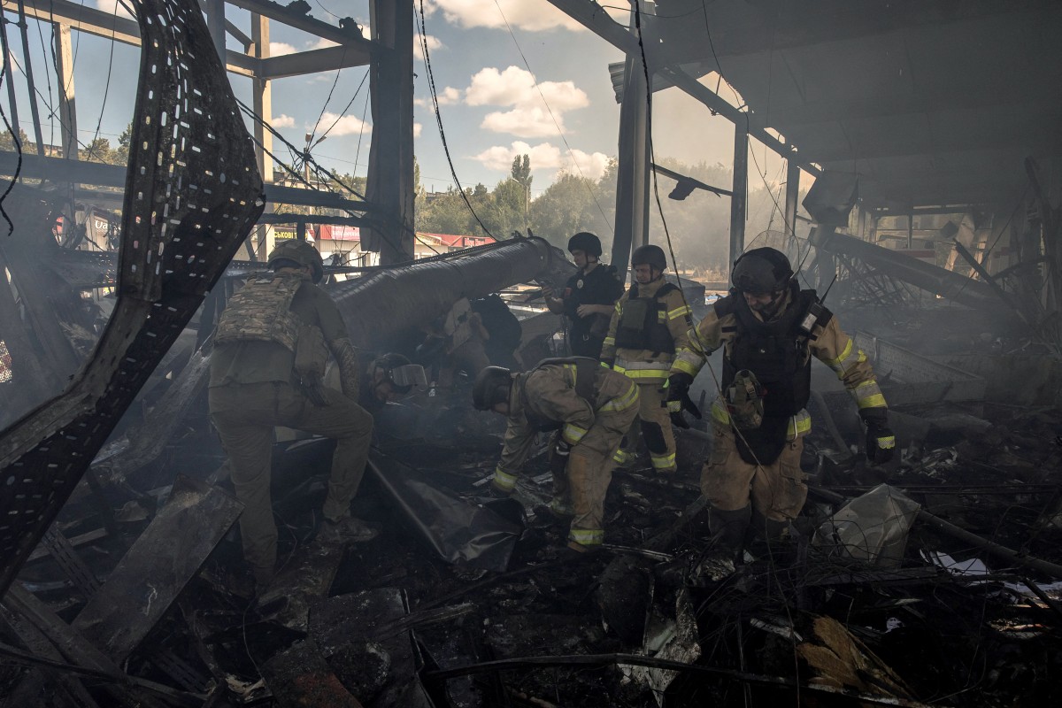 Ukraine: le bilan de la frappe russe sur un supermarché s'alourdit à 10 morts