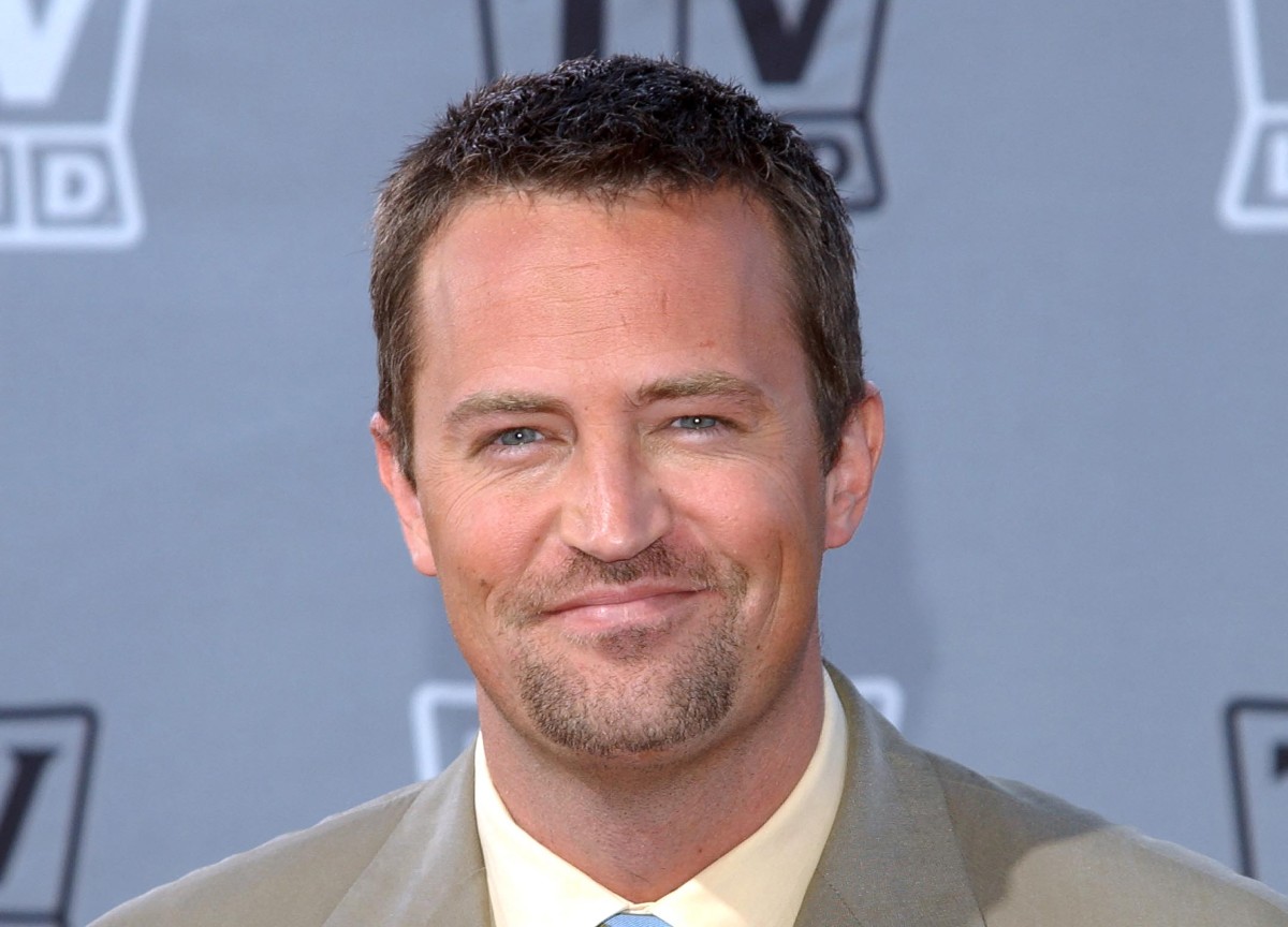 Cinq personnes poursuivies pour la mort de la star de « Friends », Matthew Perry