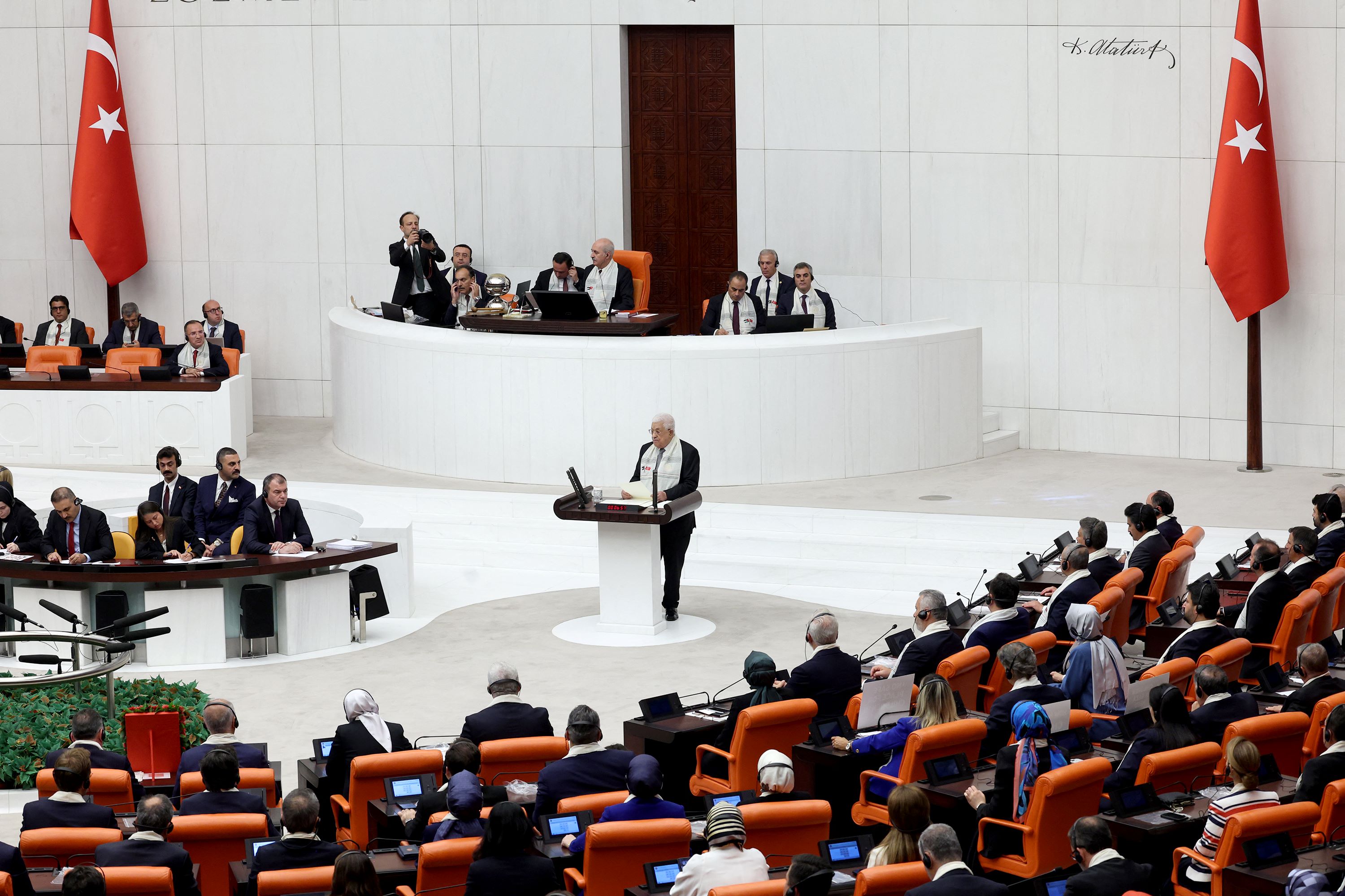 Mahmoud Abbas annonce devant le Parlement turc qu'il va se "rendre à Gaza"