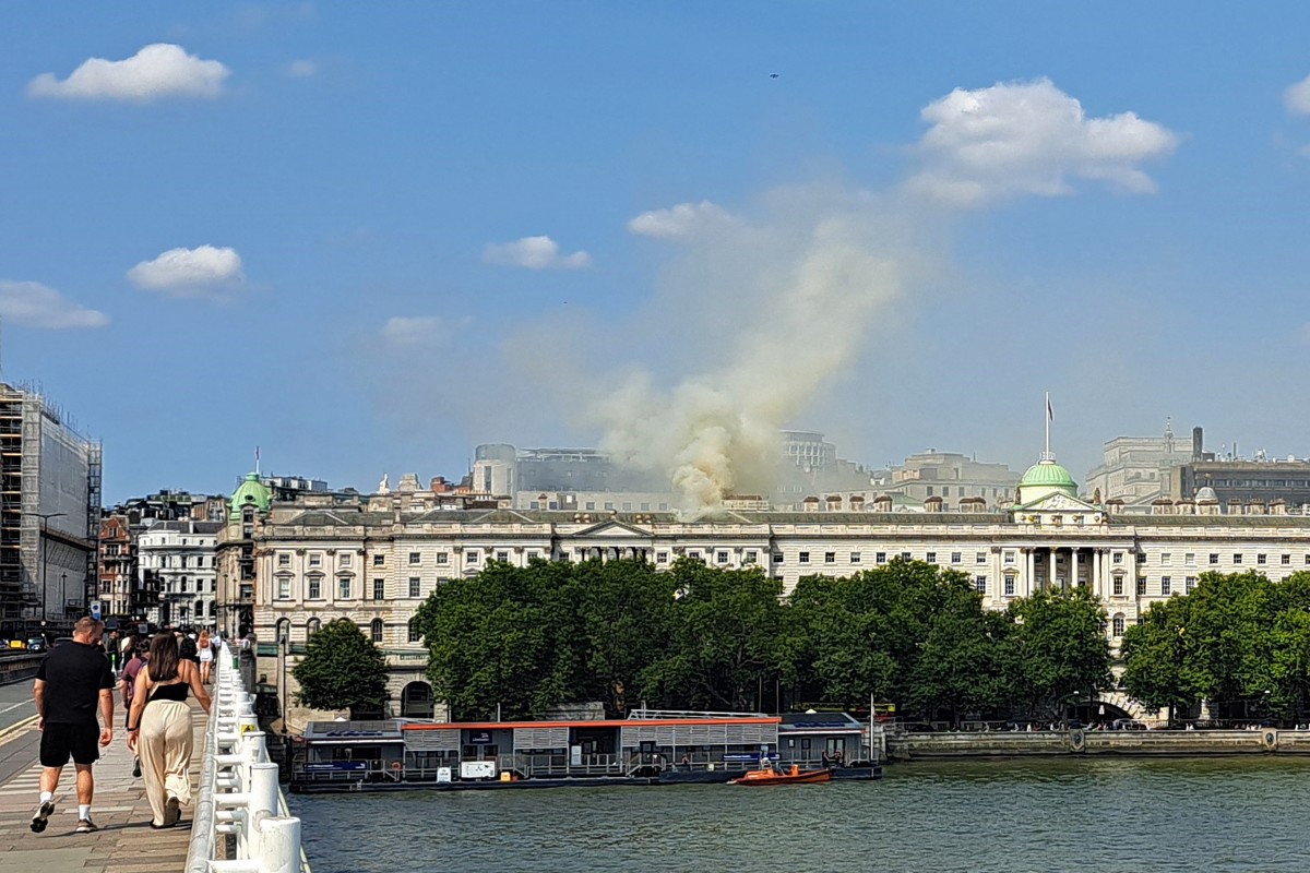 Une centaine de pompiers mobilisés contre un incendie sur le toit d'un centre d'art à Londres
