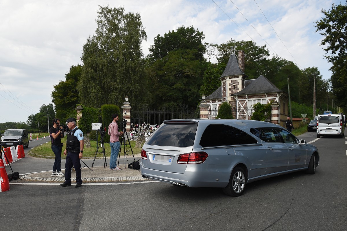 Loin des projecteurs, Alain Delon inhumé samedi en toute intimité dans sa propriété