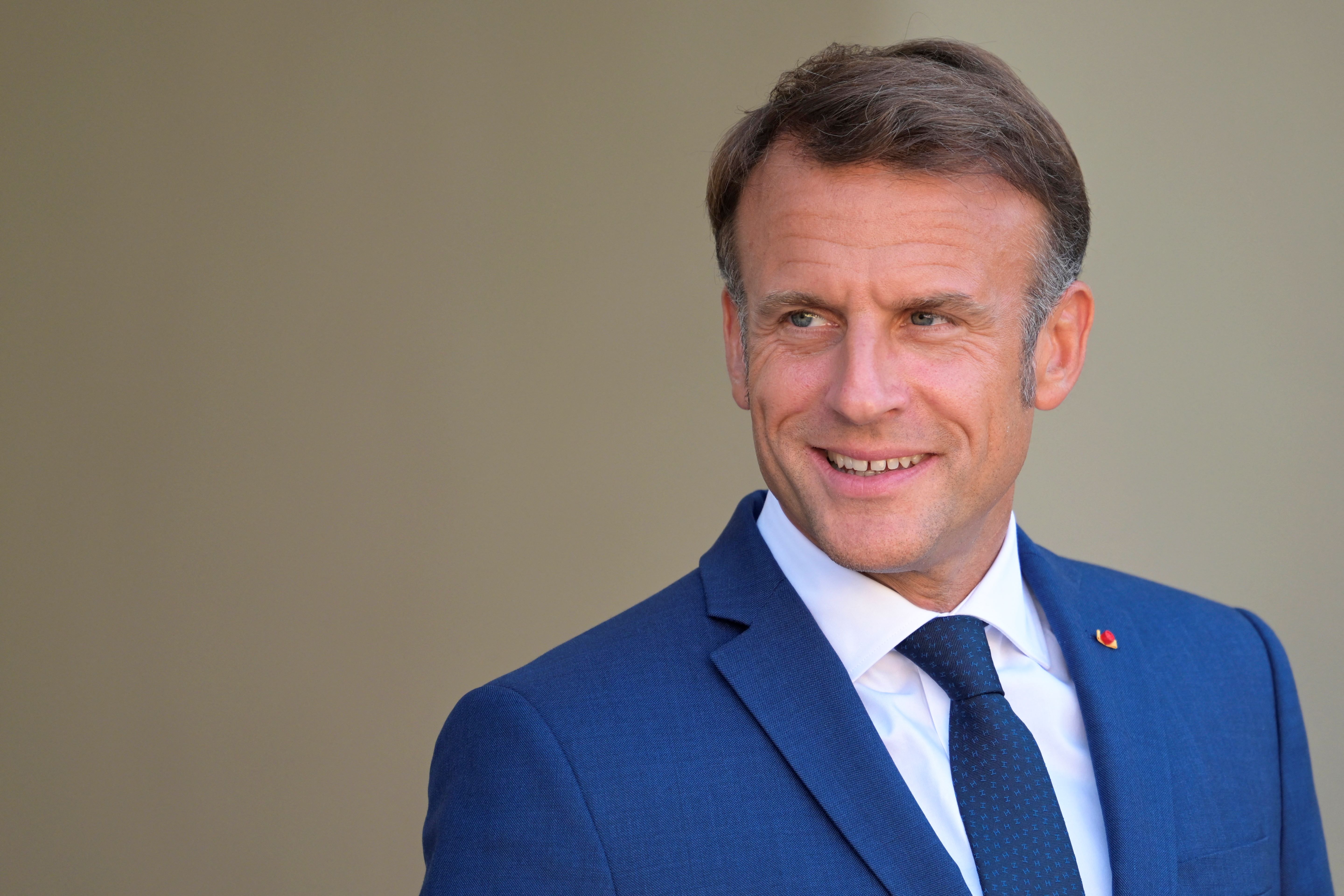 Macron prend tout son temps et écarte l’idée d’un gouvernement de gauche