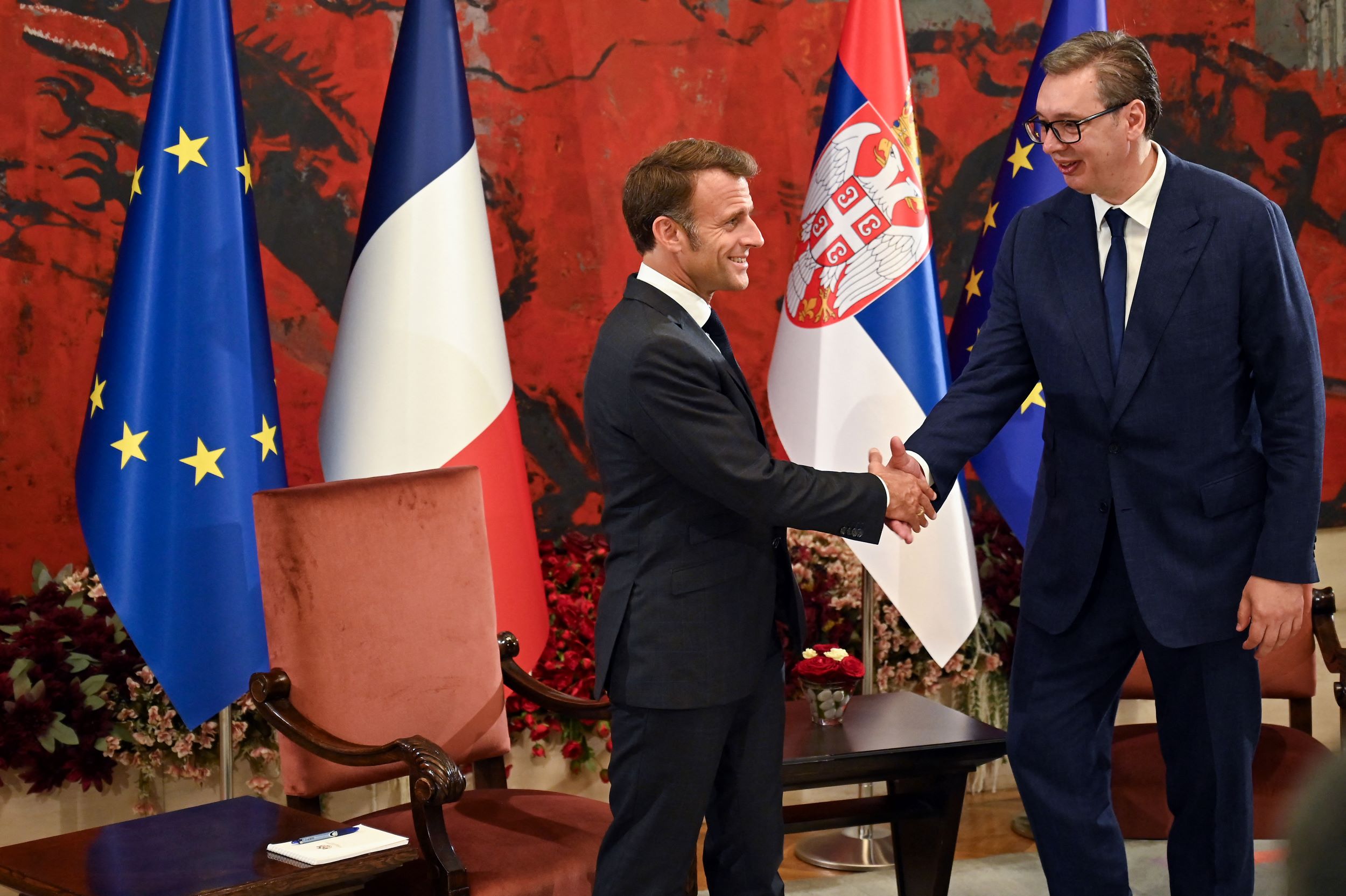 Macron à Belgrade, la Serbie achète douze avions de combat Rafale