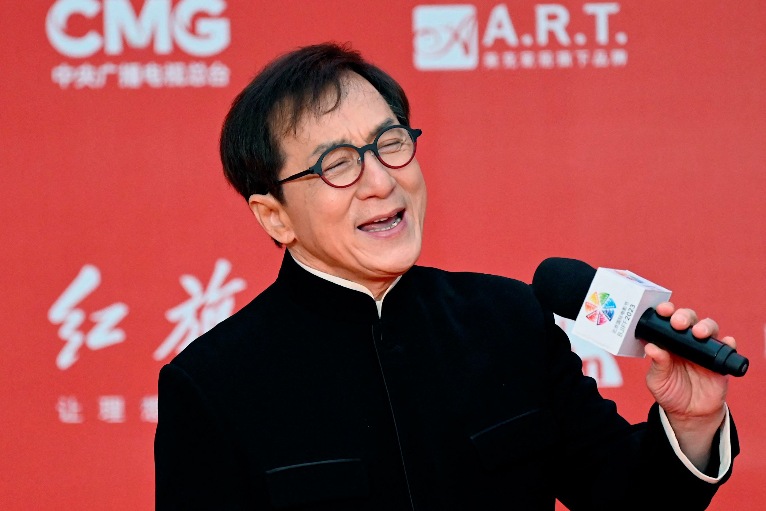 L'acteur chinois Jackie Chan portera la flamme paralympique à Paris mercredi